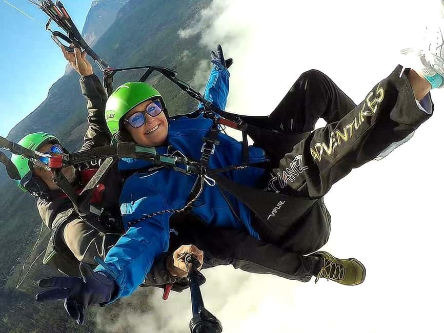 Paragliding in Puerto de la Cruz: start from 2200m high - Landing on the beach and the ride back down to Puerto de la Cruz