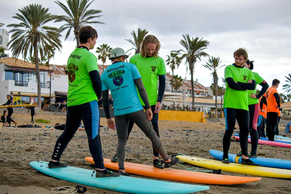 Playa de las Americas: lezione di surf con tutto incluso - In the water: what the coaching looks like while you’re trying