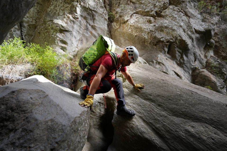 Santa Cruz de Tenerife: Vilaflor Canyoning Tour - First steps: the 5-minute walk and your first 20-meter rappel