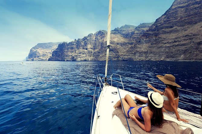 Whales & Dolphins watching in exclusive sailboat - How the skipper spots whales and dolphins (and why it feels respectful)